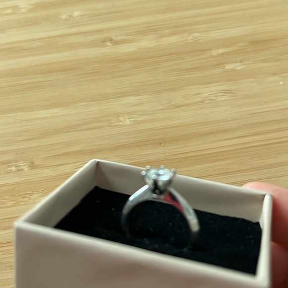 1.0 Carat Moissanite ring. Brilliance than a diamond. - Picture 3 of 12